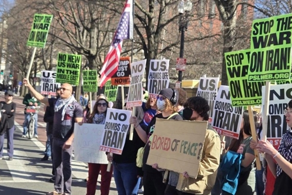 Gần 60 người Mỹ phản đối không kích Iran